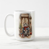 Schattigee kat bij kerstjas en sjaal koffiemok (Links)