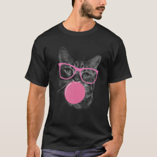 Schattigee kat gezicht eten kauwgom en maakt een b t-shirt