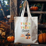 Schattigee kat heks Pet Trick or treat Halloween Tote Bag<br><div class="desc">Leuke zwarte kat in een heksen pet sporten een jack-o-lantaarn en zitten tussen de bloemen met nog een jack-o-lantaarn aan zijn / haar voeten "Trick or treat" "Happy Halloween" vakantie ontwerp. Composiet ontwerp van Holiday Hearts Design.</div>