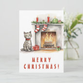 Schattigee kat in de buurt van open haard Vrolijk  Feestdagenkaart (Staand voorkant)