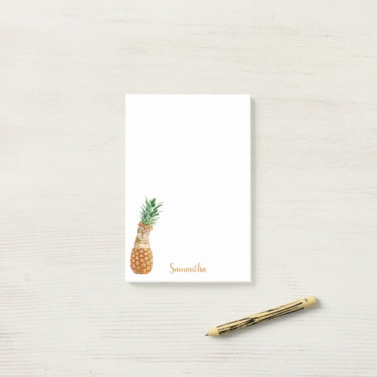 Schattigee kat in een ananas gepersonaliseerd post-it® notes (Op bureau)