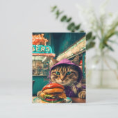 Schattigee kat in het diner met een cheeseburger briefkaart (Staand voorkant)