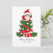 Schattigee kat in rode kerstmuts gepersonaliseerd feestdagenkaart (Staand voorkant)