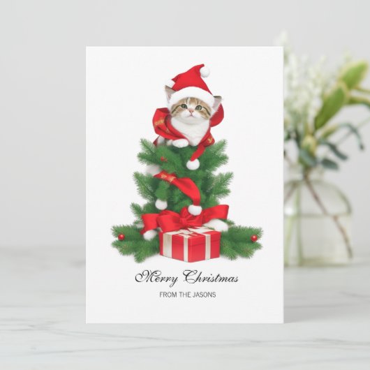 Schattigee kat in rode kerstmuts gepersonaliseerd feestdagenkaart (Staand voorkant)
