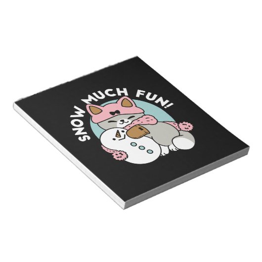 Schattigee kat in sneeuwspullen met sneeuwpopkunst notitieblok (Schuin)