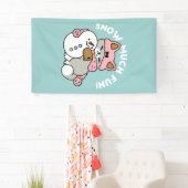 Schattigee kat in sneeuwspullen met sneeuwpopkunst spandoek (Insitu)