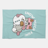 Schattigee kat in sneeuwspullen met sneeuwpopkunst theedoek (Horizontaal)