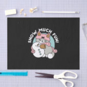 Schattigee kat in sneeuwspullen met sneeuwpopkunst tissuepapier (Craft)