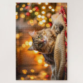 Schattigee kat loungen op een gezellige kerstdeken legpuzzel (Verticaal)