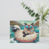 Schattigee Kat Met Op Schapenfloatie In Mountain L Briefkaart (Staand voorkant)