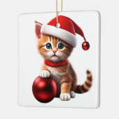 Schattigee kat met Pet en rode kerstbal Keramisch Ornament (Links)