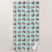 Schattigee kat met zonnebril op lichtblauwe achter strandlaken (Voorkant)