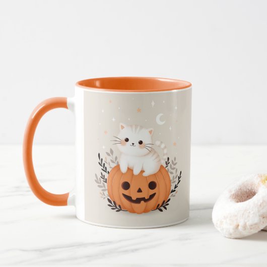 Schattigee kat op een pompoen Halloween illustrati Mok (Met donut)