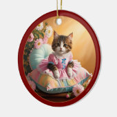 Schattigee kat op het bed keramisch ornament (Links)