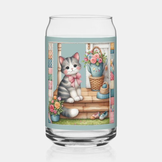Schattigee kat op veranda met bloemen en patchwork blikvorm glas (Achterkant)