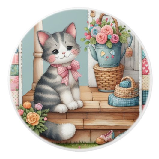 Schattigee kat op veranda met bloemen en patchwork keramische knop (Voorkant)
