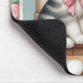 Schattigee kat op veranda met bloemen en patchwork muismat (Hoek)