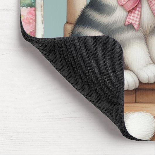 Schattigee kat op veranda met bloemen en patchwork muismat (Hoek)