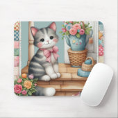 Schattigee kat op veranda met bloemen en patchwork muismat (Met muis)