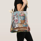 Schattigee kat op veranda met bloemen en patchwork tote bag (Dichtbij)