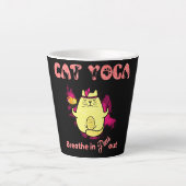 Schattigee kattenyoga - "Adem in, Spint uit" Latte Mok (Voorkant)