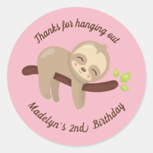 Schattigee Kawaii Baby Sloth in Tree op Roze Verja Ronde Sticker