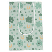 Schattigee kawaii Shamrocks St. Patrick's Day Medium Cadeauzakje (Achterkant)