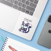 Schattigee Kawaii Skunk met Bubble Tea Gepersonali Sticker (Laptop met iPhone)