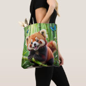 Schattigee Kawaii stijl rode panda in een bamboe b Tote Bag (Dichtbij)