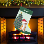 Schattigee kerst Corgi met staart in Santa Hat Cus Kleine Kerstsok<br><div class="desc">Deze mooie Pembroke Welsh Corgi-hond heeft zijn hoofd gekanteld in een schattig pet van de kerstman. De pup zit voor een  kerstboom met kleurrijke ornamenten. Pas deze kerstvoorraad aan voor je huisdier in een mooie rode kromme boven de prachtige tekening van mijn favoriete touwtje.</div>