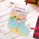 Schattigee kerst flamingo op tropische strand naam kleine kerstsok<br><div class="desc">Deze mooie kerstkous is voorzien van cartoon flamingo met roze zonnebril, rode sjaal en een pet, het vieren van kerst op het strand. Maakt leuk vakantieaccent of schattig cadeau voor kinderen en voor iedereen die van flamingo's en de zomer houdt. · Personaliseer het met naam of pas het aan -...</div>