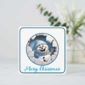Schattigee kerst sneeuwpop door muur geïllustreerd feestdagenkaart (Staand voorkant)