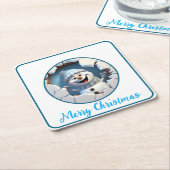 Schattigee kerst sneeuwpop door muur geïllustreerd kartonnen onderzetters (Schuin)