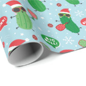 Schattigee kerstaugurken op lichtblauw cadeaupapier (Rol Hoek)