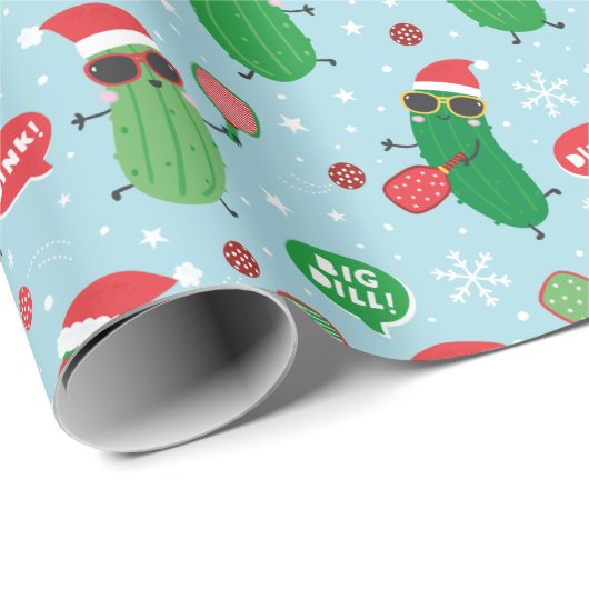 Schattigee kerstaugurken op lichtblauw cadeaupapier (Rol Hoek)