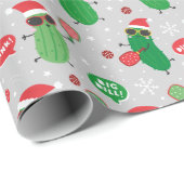 Schattigee kerstaugurken op lichtgrijs cadeaupapier (Rol Hoek)