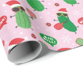 Schattigee kerstaugurken op lichtroze cadeaupapier (Rol Hoek)