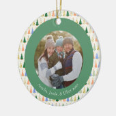 Schattigee kerstboom rode groene familie aangepast keramisch ornament (Links)