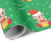 Schattigee kerstelf & sneeuwvlokken op groen cadeaupapier (Rol Hoek)