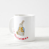 Schattigee kersthaas met een mand met sparrenzemel koffiemok (Voorkant links)