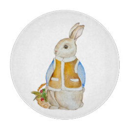 Schattigee kersthaas met een mand met sparrenzemel snijplank