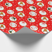 Schattigee kerstkarakters op rood cadeaupapier (Hoek)