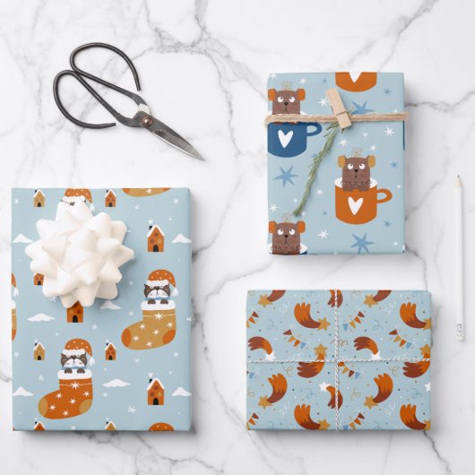 Schattigee kerstkatten in winterbreien lichtblauw inpakpapier vel (Voorkant)