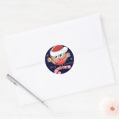 Schattigee kerstknop met kerstmuts- vogel & tekst ronde sticker (Envelop)