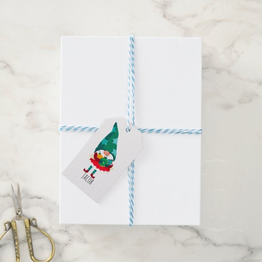 Schattigee Kerstmis Gnome met Kerstmis Ornamenten Cadeaulabel (Met Touw)