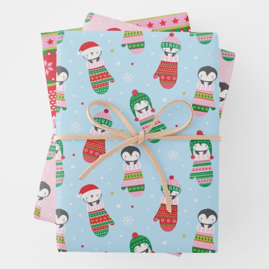 Schattigee kerstpinguïns in gebreide wanten inpakpapier vel (In situ)