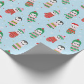 Schattigee kerstpinguïns in wanten lichtblauw cadeaupapier (Hoek)