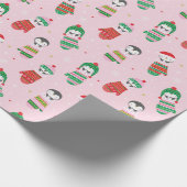 Schattigee kerstpinguïns in wanten lichtroze cadeaupapier (Hoek)