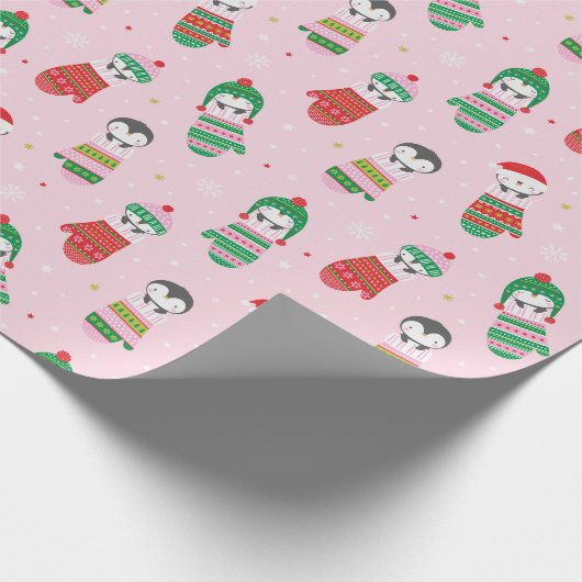 Schattigee kerstpinguïns in wanten lichtroze cadeaupapier (Hoek)