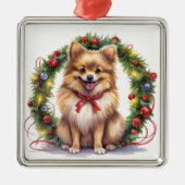 SCHATTIGEE KERSTVAKANTIE POMMERSE HOND & KRANS METALEN ORNAMENT (Voorkant)